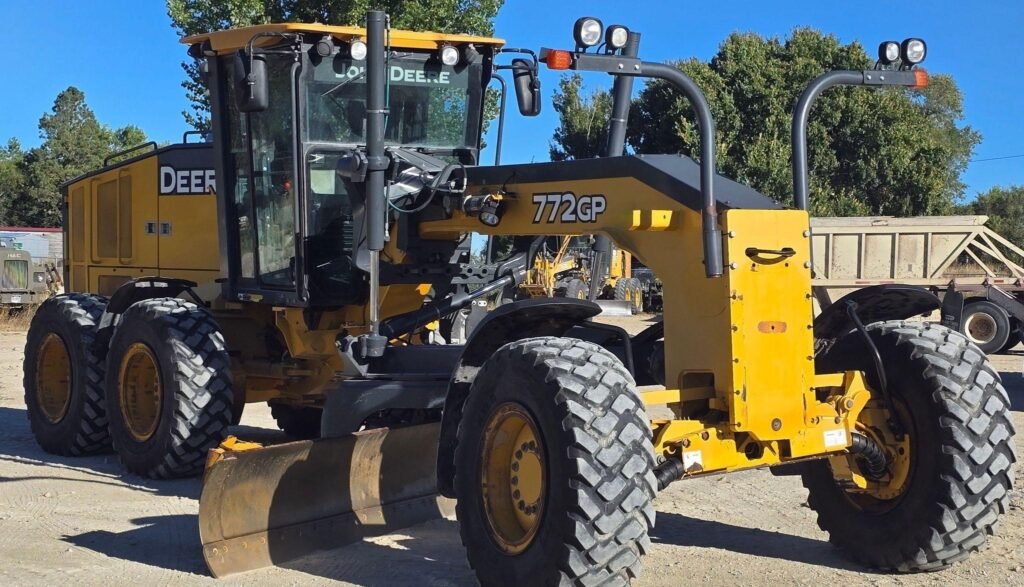 2013 John Deere 772GP